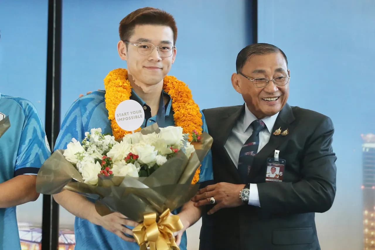 “วิว กุลวุฒิ” ฮีโร่เหรียญเงินโอลิมปิก เดินทางถึงประเทศไทย คนไทยต้อนรับอบอุ่น