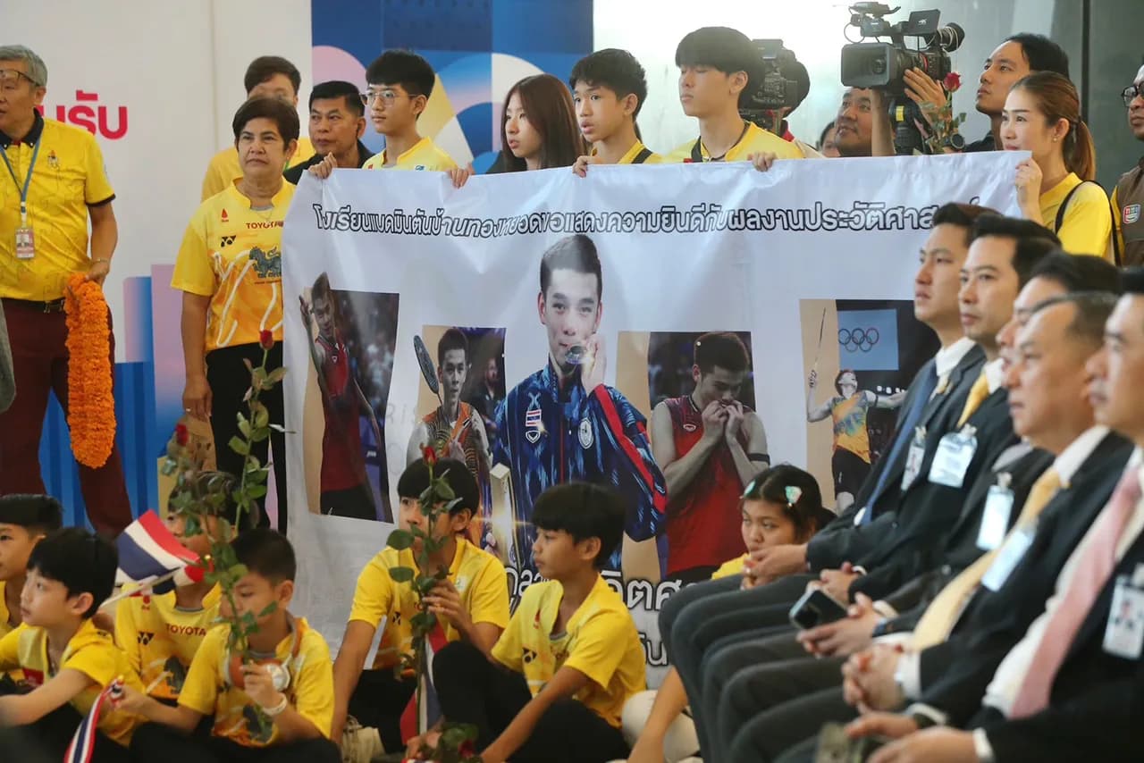 “วิว กุลวุฒิ” ฮีโร่เหรียญเงินโอลิมปิก เดินทางถึงประเทศไทย คนไทยต้อนรับอบอุ่น