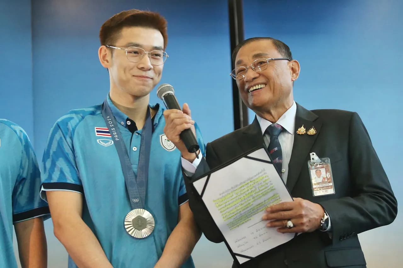 “วิว กุลวุฒิ” ฮีโร่เหรียญเงินโอลิมปิก เดินทางถึงประเทศไทย คนไทยต้อนรับอบอุ่น