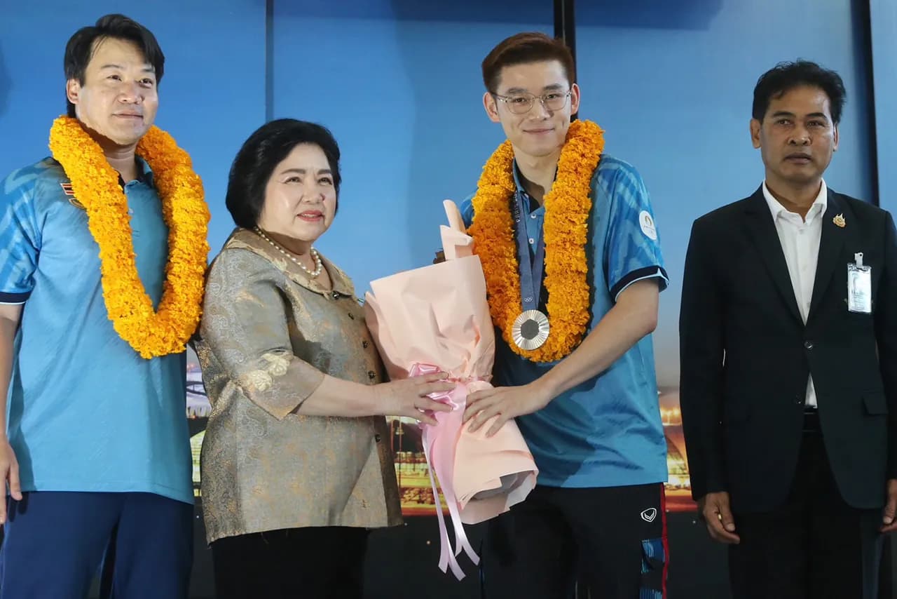 “วิว กุลวุฒิ” ฮีโร่เหรียญเงินโอลิมปิก เดินทางถึงประเทศไทย คนไทยต้อนรับอบอุ่น