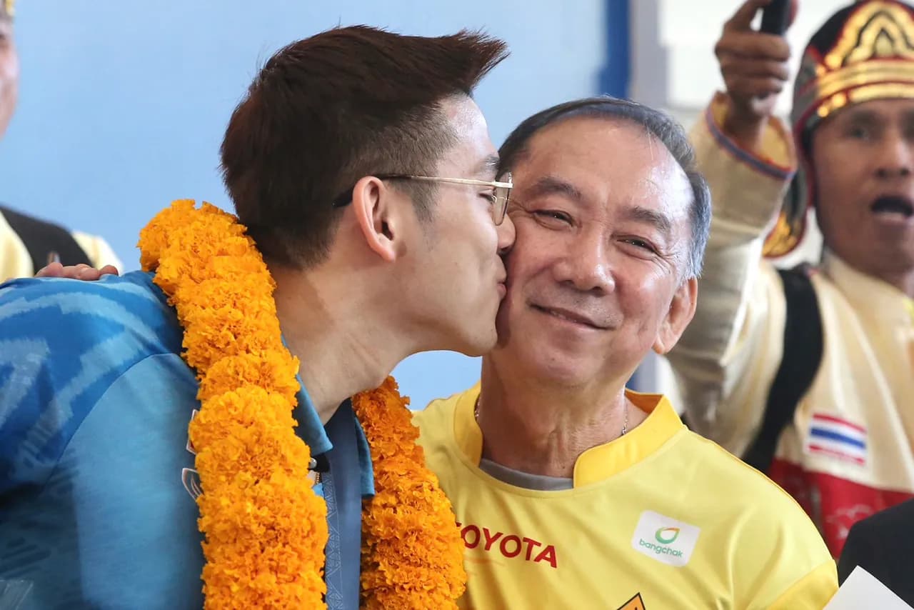 “วิว กุลวุฒิ” ฮีโร่เหรียญเงินโอลิมปิก เดินทางถึงประเทศไทย คนไทยต้อนรับอบอุ่น