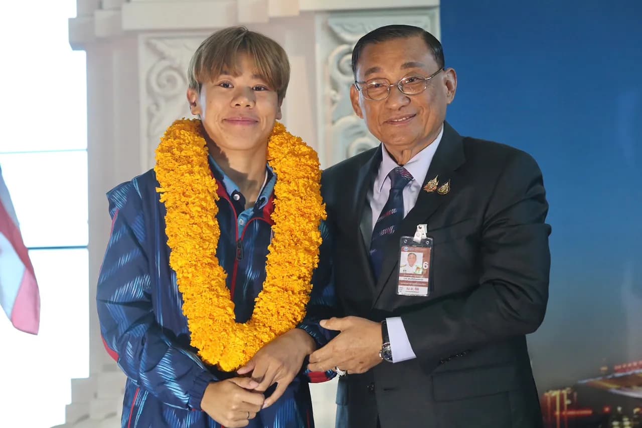 “วิว กุลวุฒิ” ฮีโร่เหรียญเงินโอลิมปิก เดินทางถึงประเทศไทย คนไทยต้อนรับอบอุ่น