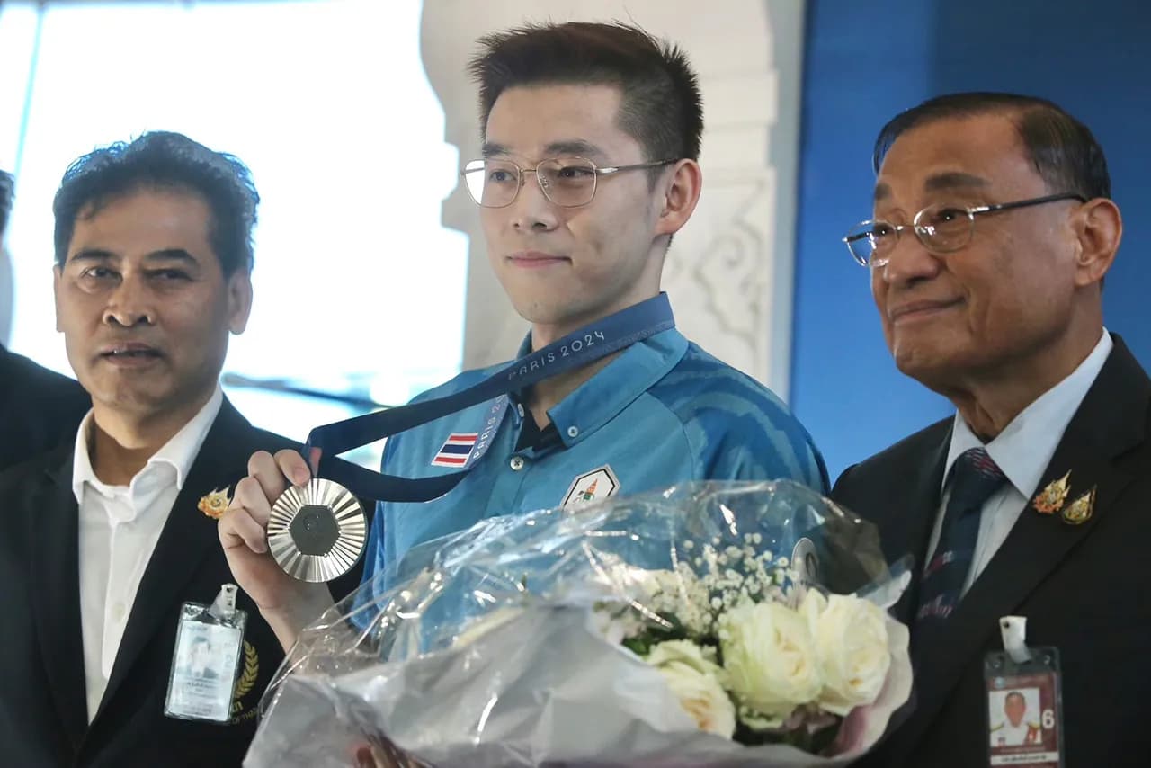 “วิว กุลวุฒิ” ฮีโร่เหรียญเงินโอลิมปิก เดินทางถึงประเทศไทย คนไทยต้อนรับอบอุ่น