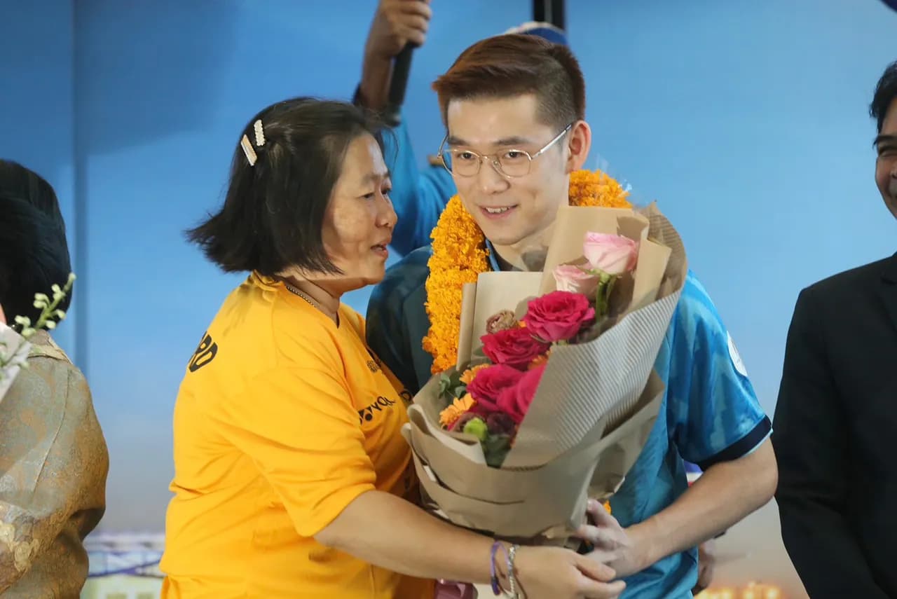 “วิว กุลวุฒิ” ฮีโร่เหรียญเงินโอลิมปิก เดินทางถึงประเทศไทย คนไทยต้อนรับอบอุ่น